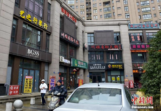 Illustration for article titled Stroll Down One of the Fakest Streets in China